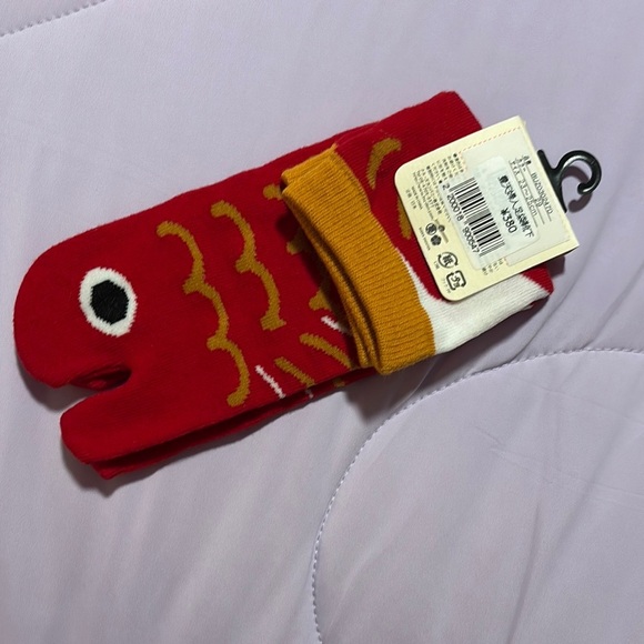 NWT Red Fish Tabi Socks from Japan - 23-25 CM = US Women’s 6–8 , Mens 5-7 - Picture 2 of 2